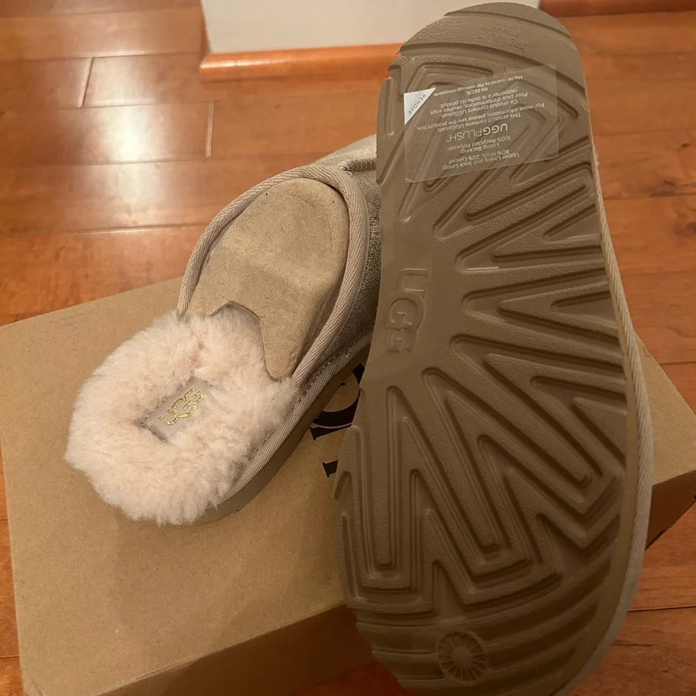 NIB UGG KEEGAN COZY SOFT SLIPPERS IN METALLIC KID SIZE 2M